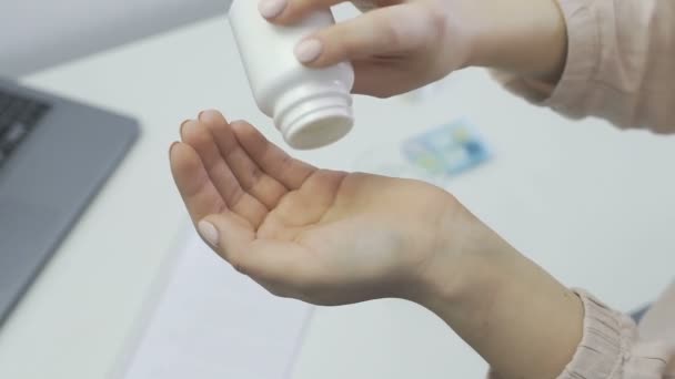 Frau schüttet ihm die Tabletten aus der Flasche in die Hand . — Stockvideo