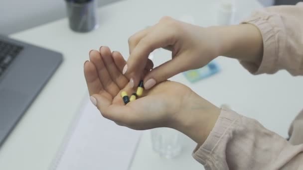 水と錠剤を飲み込む女性. — ストック動画