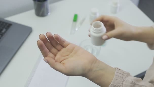 Mujer toma y muestra pastillas vitaminas o pastillas pastillas en la mano de la botella de la píldora — Vídeo de stock