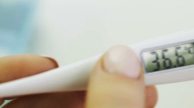 Kadınların elinde tıbbi dijital termometre