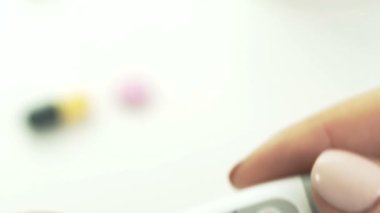 Kadınların elindeki tıbbi dijital termometrenin kaydırak görüntüsü 40.3