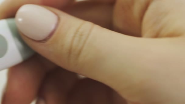 Slide shot de thermomètre numérique médical dans les mains des femmes 36,6 — Video