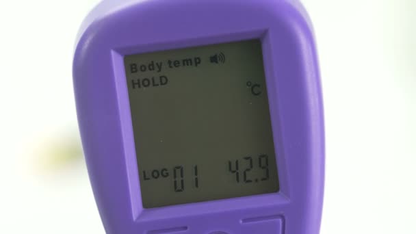 Ultraljud medicinsk digital termometer visar 42,9 — Stockvideo