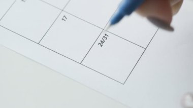 Kadınların el yazısı kırmızı kalemle Cadılar Bayramı takviminde