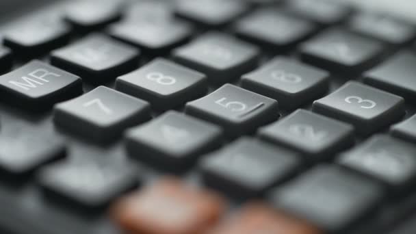 Macro shot des doigts des femmes à l'aide d'une calculatrice grand bouton — Video