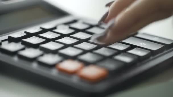 Vrouwen vingers met behulp van een grote knop calculator — Stockvideo