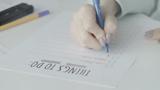 Mujer de negocios llenando lista de tareas pendientes en notebook — Vídeos de Stock