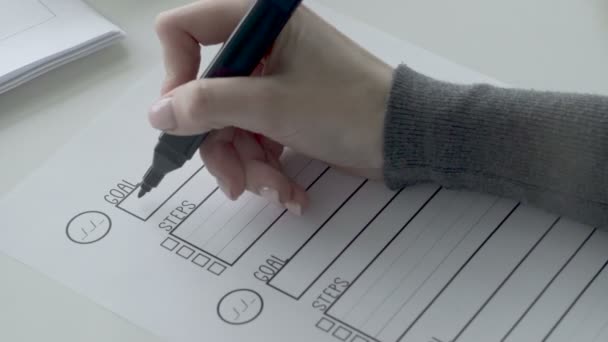 Жінка пише GOALS з червоним маркером у списку голів. Жінка пише слова схуднути — стокове відео