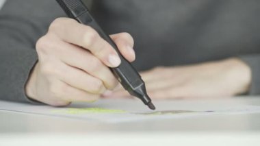 Koyu Mor İşaretli Kadın el işaretleme metni