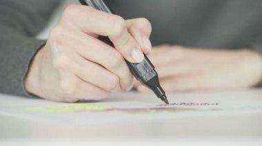 Kara Menekşe İşaretli Kadın Macro