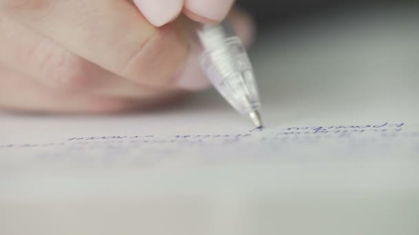 Makro kobiety piszącej długopisem. — Wideo stockowe