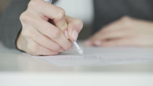 Geschäftsfrau schreibt mit Stift. — Stockvideo