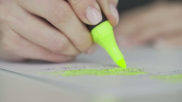 Макрос зеленого маркера Highlighter, який вибирає фразу в тексті — стокове відео