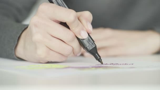 Makro av kvinna skriver med mörk violett markör — Stockvideo