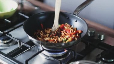 Tavada kızarmış erişte ve sebze pişir.