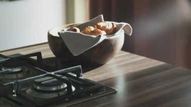 Kadın ahşap kaseden bir kruvasan al