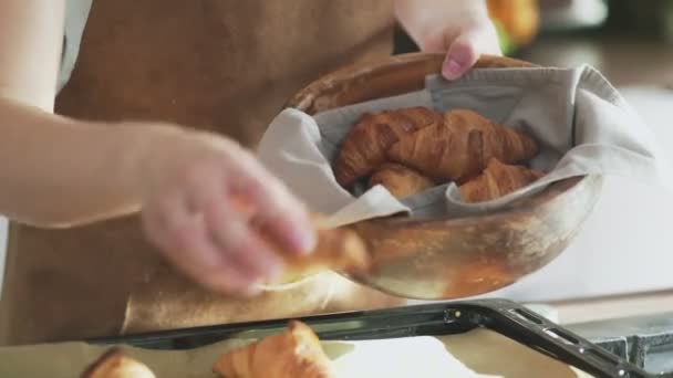 Primer plano de croissants cocidos en cuenco de madera — Vídeos de Stock