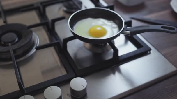 Cocinar los huevos en una sartén. — Vídeos de Stock