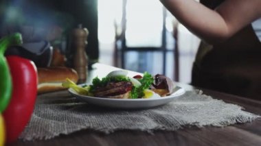 Kahvaltıda. Haşlanmış yumurta, marullu et tosttan yapılır..