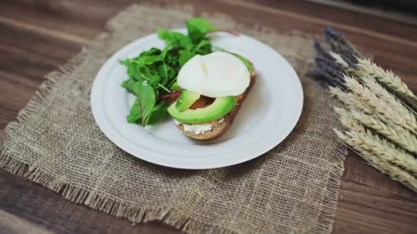 Top view of Bruschetta with Salmon, Avocado, cottage cheese and Poached Egg — Stock Video