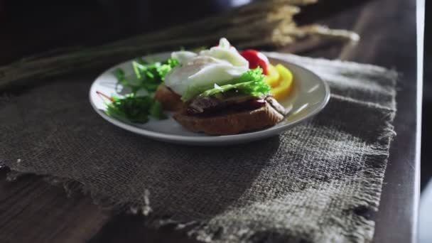 Perfect Bruschetta Браконьерское яйцо на столе — стоковое видео