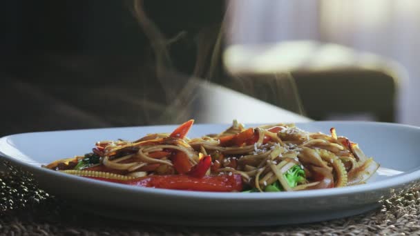 Κοντινό πλάνο του Hot And Steaming Asian Wok Noodles — Αρχείο Βίντεο