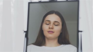 Yüzünde kozmetik maskesi olan bir kadın portresi.