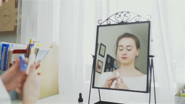 Lips Care. Kobieta stosująca ochronę usta Balsam zbliżenie — Wideo stockowe