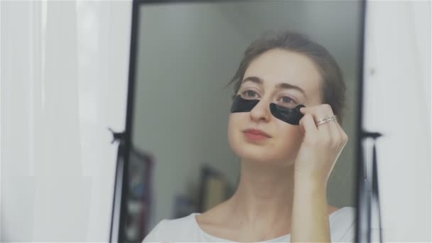Жінка знімає плями маски для зволоження колагену . — стокове відео