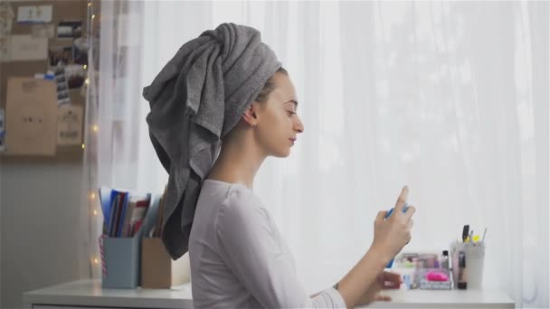 Mujer joven en toalla usando spray para el cabello — Vídeos de Stock