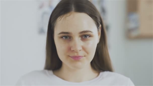 Vrouw opstijgen cosmetische masker van haar gezicht en de camera te kijken — Stockvideo