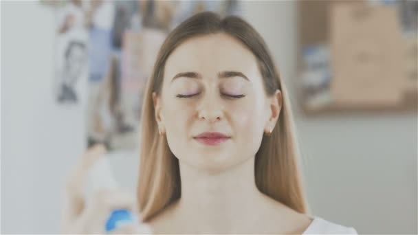 Jonge vrouw micellaire water spuiten op gezicht — Stockvideo