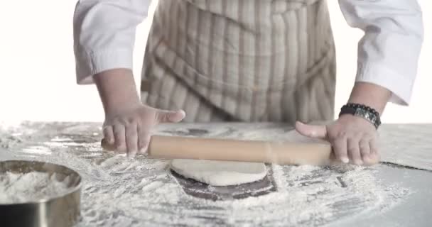 Baker massa de amassar com rolo de pino na mesa — Vídeo de Stock