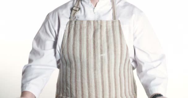 Koch klatscht in die mit Mehl gefüllten Hände. — Stockvideo
