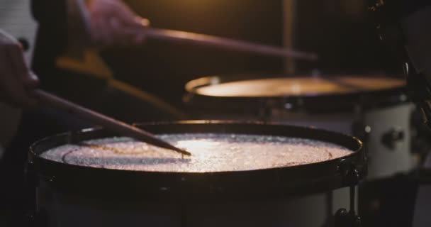 Schlagzeug schlägt Trommel und Wassertropfen fliegen in alle Richtungen. — Stockvideo