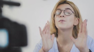 Video blogcusu kız kamerayı açar ve konuşmaya başlar.