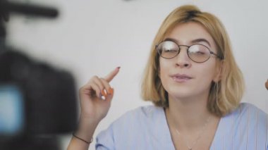 Komik kadın blogcu video kaydediyor.