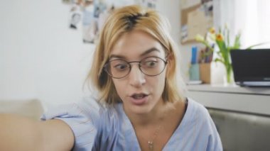 Elinde kamera olan ve video blogu kaydeden genç bir kadının bakış açısı