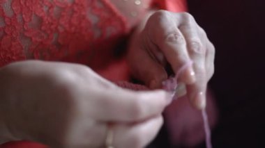 Büyükanne torunu için bir kazak knits.