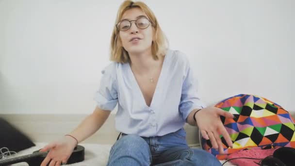 Rolig kvinna bloggare tittar på cameta och spela in video — Stockvideo