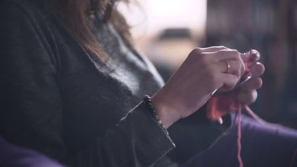 재능 있는 여자 뜨개질 바늘 — 비디오