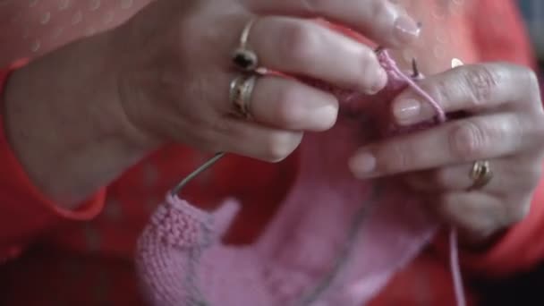 Ώριμη γυναίκα πλέκει με κυκλικές βελόνες πλεξίματος — Αρχείο Βίντεο