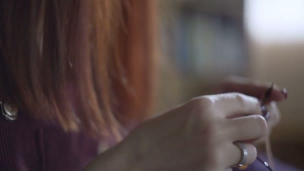 Bir kadın örgü yün çorap closeup — Stok video