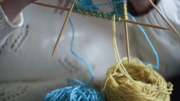 Mujer teje con agujas calcetines de colores — Vídeo de stock