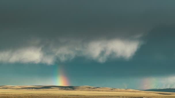 Pôr do sol no Tibete. Uma chuva de nuvens e arco-íris Time Lapse — Vídeo de Stock