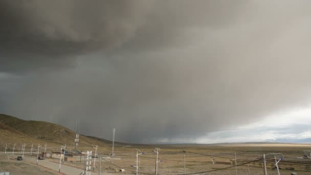 Enorme donkere wolken voor donder bedekken blauwe lucht Tibet — Stockvideo