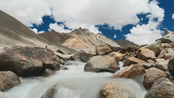 A hegyi patak a Kissné Mount, kora Tibet — Stock videók