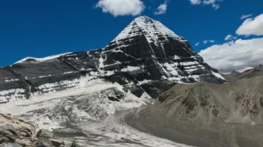Kailash Dağı 'nda hareket eden bulutlar ve mavi gökyüzü, batı aynası Dharma King Norsang kora Saati lase