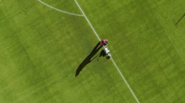 Futbol stadyumunu boyayla işaretleyen hava manzarası