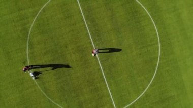 Futbol stadyumunu boyayla işaretleyen hava manzarası